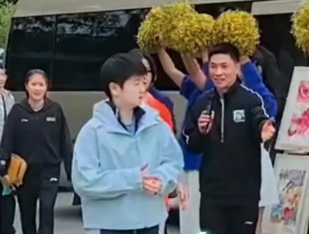 莎莎带国乒女队来到重庆鱼洞中学 玩的可高兴了 #运动员 #乒乓女孩 #国乒小棉袄 孙颖莎