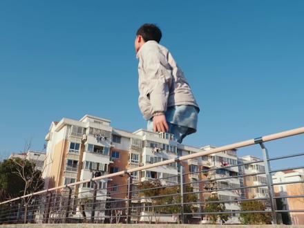 三十秒学会巨人跨越镜头
本期重点,
1.固定机位拍摄人物跳跃镜头
2.抠像和蒙版关键帧的使用
3.特效库的添加
#邪修出片指南 #剪辑 #拍摄技巧 #剪辑教程 #创意