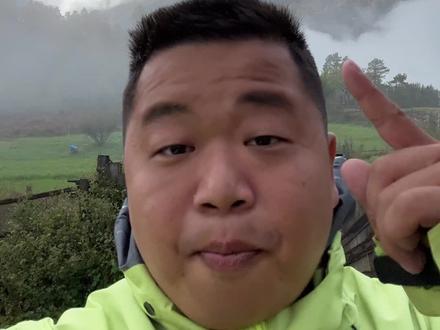 新手爬第一座雪山就遇到极端恶劣天气,差一点就嘎在山上当路标了,又多活了一天。真好!#蓝战非 #旅行 #vlog