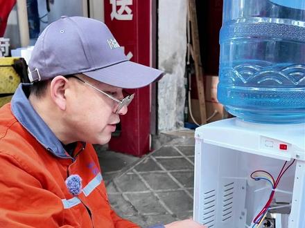 饮水机不加热?2步搞定!不花1分钱~ 如果按下复位键仍不加热,还有可能是其他问题!比如温控器故障、加热管损坏、内部线路老化等…这些情况千万别自己乱拆!电路无小事,专业事交给专业人,若操作后仍未解决,记得联系师傅检修哦!#生活小技巧 #亲城送水 #桶装水 #饮水机不加热