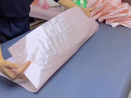 不用定型片如何用雪梨纸做小香风蓬蓬裙?一起来看。
#花艺培训 #花束包装教程 #手工 #礼物 #仪式感