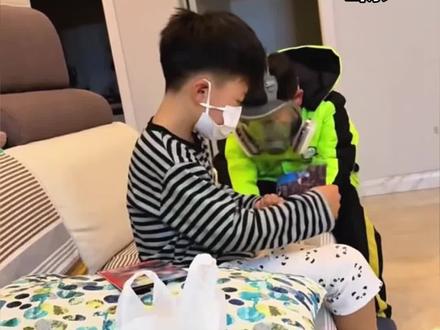 小孩生病请假在家休息,好朋友戴“防毒面具”来看望,网友:是过命且惜命的兄弟