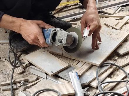 墙砖包角线护角条,教你瓷砖弧形包角线切割技巧!这样拼接吻合… #工匠手艺 #施工现场实拍 #手艺人 #瓦工铺贴瓷砖 #包角线切割 #卫生间墙砖铺贴