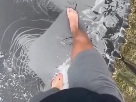 #光脚 踩冰是种什么感受#解压 #冬天该有的样子 #雪地里撒欢