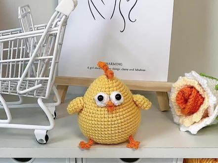 名创优品同款敦敦鸡🐤钩织教程2,这里我用到的是4股毛线单股钩织、2.0毫米的钩针。大家可以选用5股毛线双股、八股毛线双股、冰条线钩织,这样钩出来的是大一点的玩偶#手工diy #爱生活爱编织 #毛线编织 #玩毛线 #爱手工爱生活 #零基础教学 #零基础学钩针 #墩墩鸡