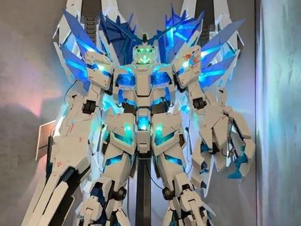 万代pg完美独角兽配上kosmos灯组,k牌灯组亮度确实牛,不要问我为什么有个鬃毛不发光,因为断了。。。#独角兽高达 #胶佬 #高达模型 #拼装模型 #高达秀