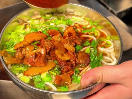 牛肉粉价格给你们打下来了,口味三选一还可以搭配煎鸡蛋等。价格实惠味道美味,食材都是真材实料,汤底都是牛骨熬制成汤!喜欢吃的赶紧冲!#牛骨汤 #牛肉粉 #好吃不贵经济实惠 #带皮牛肉粉 #同城美食