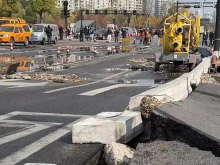 【#杭州天目山路水管泄露 : 用水已恢复 对地铁、隧道运行无安全影响!】 12月4日,浙江杭州天目山路地下一段直径1.6米的供水主管发生泄漏,导致短时间积水及路面隆起。杭州市水务集团工作人员介绍,此次事件对地铁、隧道运行无安全影响,周边供水及居民生活已基本恢复正常。目前, 路面积水已经清除,工作人员正加快抢修,争取于次日早高峰前恢复路面通行。(张斌 王宇鹄)