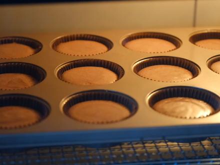 不塌·不裂不回缩的纸杯蛋糕,一次成功的配方分享给你们,我最爱的巧克力口味,三个大鸡蛋我做了14个 #美食教程