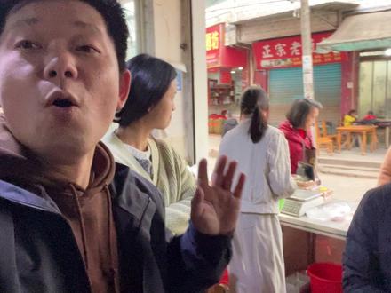 身高悬殊如此大!大姐夫怎么娶到娇姐的?老谭说大姐夫真有本事啊#创业日记 #烤鸭店 #烤鸭 #开店日常 #夫妻创业正能量 #大姐夫 #娶媳妇 #身高差 #日常vlog #家庭vlog