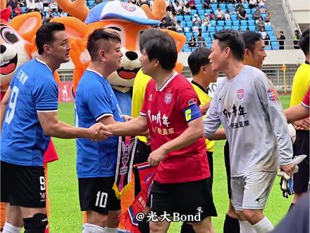 3月1日,香港精装明星足球队在湛江奥体对战吴川青年。除了陈百祥,这些明星你都认识吗?#湛江旅游攻略 #吴川青年 #香港明星足球队