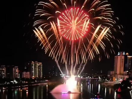 正月初三,河源限定浪漫!
高喷震天,焰火贺岁,
万家灯火,岁岁安康🧨#河源 #烟花秀 #喷泉