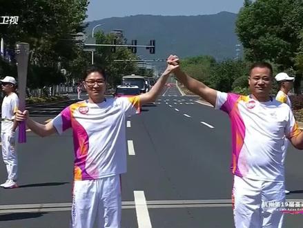 #亚运柿柿通 橙柿亚运大特写·#我是亚运火炬手 杭州亚运会火炬传递湖州站9日顺利结束。本站第88号火炬手谢如栋,是杭州遥望科技董事长兼CEO、浙江财经大学客座教授,积极参与公益直播带货行动。#遥望科技谢如栋传递亚运会火炬 后表示,“这是至高无上的荣誉”,杭州丰沃的创新土壤,给予创业者广阔的发展空间,亚运会将让更多人认识杭州。橙柿互动X都市快报推出,大型融媒互动产品#亚运柿柿通,帮你一站式看亚运。