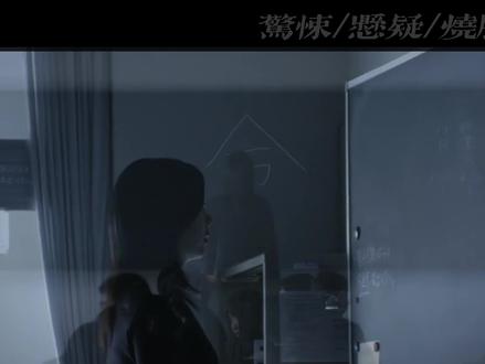 我的告白里没有鲜花和牛奶,只有你们必须偿还的鲜血。 #电影解说 #惊悚悬疑 #犯罪悬疑 #一口气看完系列 #因为一个片段看了整部剧
《告白》是中岛哲也执导的日本悬疑/惊悚片,由松隆子、冈田将生、木村佳乃主演,2010年上映,豆瓣评分8.8分。影片改编自凑佳苗同名小说,以“复仇”为核心,用冰冷克制的叙事剖析人性之恶与教育困境,斩获多项国际奖项,成为日本悬疑片经典之作。
中学教师森口悠子的女儿爱美意外溺亡,警方判定为意外,但森口通过调查发现,凶手是自己班上的两名学生——渡边修哉和下村直树。在学期最后一节课上,森口平静地向全班学生“告白”真相,宣布将对两名凶手展开复仇计划:她在两人的牛奶中加入了带有艾滋病病毒的血液(实际为误导),拉开了心理操控复仇的序幕。
森口利用新任班主任“维特”(寺田良辉)的天真,进一步推动复仇:误导维特频繁家访下村直树,加剧其精神崩溃,最终导致直树杀害母亲;同时,她揭露渡边修哉的原生家庭创伤与扭曲的复仇心理,诱导他向自己崇拜的母亲实施爆炸报复,却让他误杀了疼爱自己的养母。影片以多视角告白串联剧情,层层揭开人性深处的自私、冷漠与仇恨,深刻批判了功利化教育对青少年心灵的摧残,以及复仇带来的无尽悲剧循环。