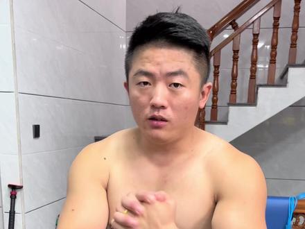 新手做俯卧撑手腕痛,可以看一下,可以热身好侧手先做俯卧撑热身开,再去正手做。