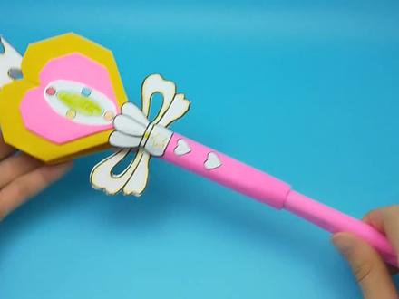 看起来是巴啦啦小魔仙魔法棒,打开是一把扇子,简单创意又好玩