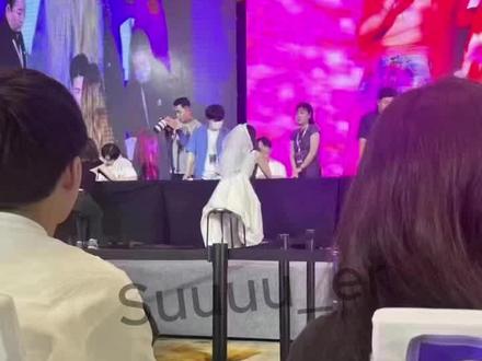 轻婚纱和都暻秀
关于签售会我最最最美好的一天
#exo青岛签售会 #exo #exo来见中国爱丽了 #都暻秀 #追星日常