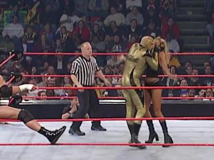 什么?女神史黛西居然在擂台上被强吻! #WWE #摔角 #美女 #强吻 #史黛西