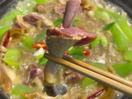 天冷了少不了的#咸鸭腿 小锅子,快快嘚起来,烫点莴笋和粉丝,真的太香了!快试试吧!#妈呀太香了 #天儿冷吃点啥