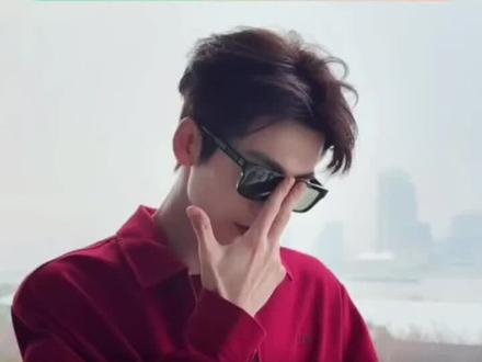 无尽的谩骂后迎来的便是你的大火.
@鞠婧祎 @张凌赫 #追星怎么可能追谁都一样 #我的大明星好好学习真的能见到你吗.