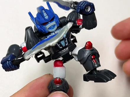 给布鲁可的擎天圣、手搓两个大刀武器,加上好看多了。#布鲁可 #变形金刚 #擎天圣 #星辰版第六弹 #手搓改装