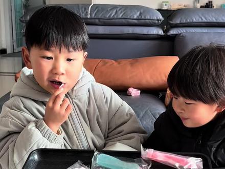 #创作者中心 #创作灵感 #亲子互动 #吃糖果视频0-3岁 #搞笑小孩日常 适合小孩看的糖果视频