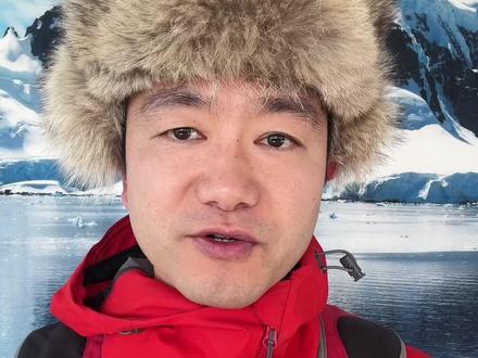 汉坦病毒事件会是另一个新冠吗?
极地探险船洪迪厄斯在跨大西洋的航程中爆发汉坦病毒,140多名乘客和船员被困大西洋,目前已经有3名乘客病逝,并发现多名疑似病例。
而真正让外界紧张的,并不只是汉坦病毒本身。因为这次确认的南美毒株安第斯病毒,是目前已知唯一一种可能发生人传人的汉坦病毒。
那问题来了:
1.原本主要通过鼠类传播的汉坦病毒,是怎么进入这艘南极探险邮轮的?
2.船上到底有没有发生人传人的情况?
3.以后还能不能安心从阿根廷坐船去南极?
作为极地探险队员,这次事件我也一直在持续关注。在看了大量公开资料、WHO通报和海外报道后,我整理了这期内容,和大家一起聊聊,这场正在大西洋上发生的汉坦病毒事件。
#游轮事件 #南极邮轮 #南极 #南极旅行 #汗坦病毒