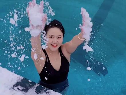 最喜欢的就是雪中游泳,水面结冰,水温2.5,气温-11.50米#冬泳