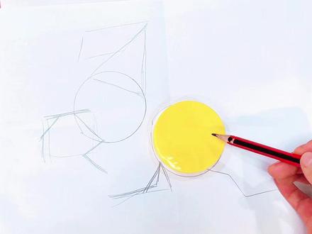 瓶盖画马零基础剪纸底稿【完整版】 简单几何图形教你零基础画马年剪纸底稿分享
需要准备的材料有:A4纸,铅笔,红宣纸,剪刀
2.在A4纸的中心用瓶盖子画一个圆圈,
3.在第一个圆圈的左上一点再画一个圆圈
4.左边的圆圈上边画一个三角形
5.三角形左上方画一个梯形
6.一个圆圈上画2条线
7.右边的圆圈上也随便画2条线
8.根据几何图形画出马踏飞燕身体的外轮廓线,
9.画上马鬃毛和尾巴的轮廓线
10.脚下飞燕,可以画成错位躺倒的括号线
11.画上祥云轮廓,加上里边花纹的细节,白色部分剪掉,剪好完成
不会画图的翻到最后一张就是图纸
粉丝宝宝们,可以直接打印下来自己刻纸 等你们评论区交作业哦~
喜欢手工的小伙伴们多多互动哦,你们的互动是我更新的动力
剪纸的步奏从小到大从里到外, 先剪小花纹再剪大花纹,先剪里边的花纹,再剪外边的边缘线
剪里边花纹的时候剪刀从花纹中间戳一个小洞,剪刀尖伸进去,沿着花纹的边缘把花纹剪掉就可以了~ 剪出来的小伙伴可以在评论区互动哦#日常瞎画 #剪纸底稿 #马踏飞燕 #剪纸马 #画马