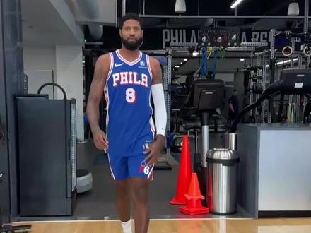 乔治身着8号球衣亮相!🎱