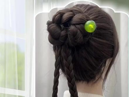 高丸子扎发,过年给女儿安排好看发型#高丸子头的简单扎法 #发型简单易学