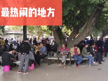 广西南宁朝阳广场,人很多,是最热闹的地方,他们都来干嘛呢