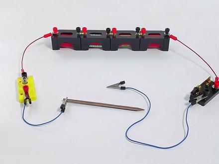 利用铅笔芯制作简易滑动变阻器来改变小灯泡的亮度