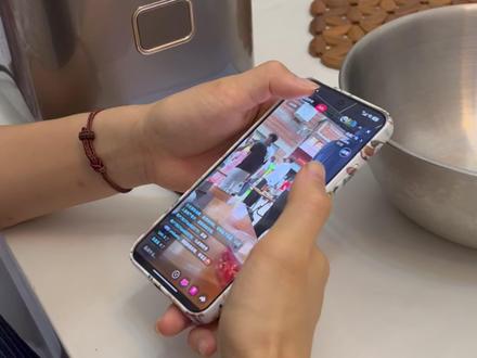 莫氏鸡煲 不会吧!还有人专门开车去佛山吃那个排队300桌的莫氏鸡煲?我真的劝你别去凑热闹啦!😭
为了让你们省下排队那几小时,我今天把火爆全网的同款【补气祛湿汤】做法扒出来了!这锅汤用五指毛桃打底,配上茯苓和陈皮,喝完真的感觉整个身体的湿气和寒气都被抽走了。
鸡肉不要焯水!直接和药材慢炖,一补一清,广东名中医都说这是顶配药膳,专门拯救咱们都市打工人的“脾虚湿重”体质,吃完浑身都清爽!👇
赶紧@那个爱带你吃鸡煲的闺蜜/老公,在家就能喝到顺德同款,省钱又祛湿!
#莫氏鸡煲 #莫氏鸡煲家庭版 #顺德美食 #广东煲汤 #祛湿汤 #五指毛桃鸡煲
#补气祛湿 #打工人的养生汤 #春季祛湿 #广东靓汤 #广式药膳 #健脾祛湿
#美食复刻挑战 #拒绝排队 #跟着抖音学做菜 #今天吃什么 #爱上我的厨房#人间观察计划