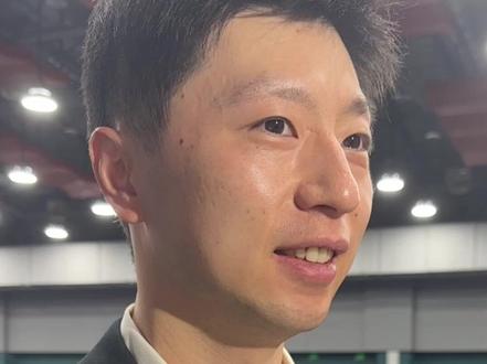 马龙当选中国乒协副主席 站在国家队训练场地中接受采访,本是马龙最熟悉不过的事,但此刻身份的转变让他有了另一番感慨。“我从15岁来到这个球馆训练,练了22年,感谢国家体育总局和中国乒协给予我继续学习和继续为中国乒乓球做贡献的机会。我很开心也很庆幸。”
