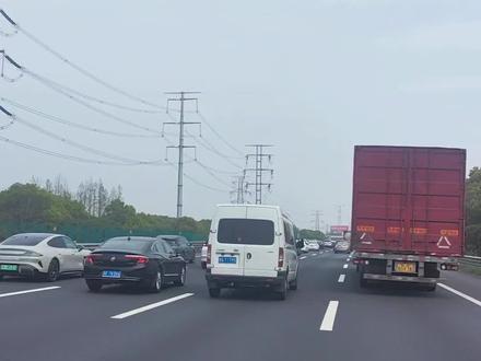 今天带大家看看高速公路行车标线尺寸!行车白线6米长!间隔虚线9米车!也叫69线!车犊子再探!#高速 #高速标线 #高速标线尺寸 #车犊子再探 #科普