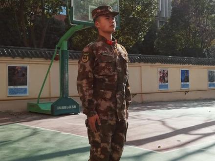 近距离观看警棍盾牌基本动作。(高嘉琦)