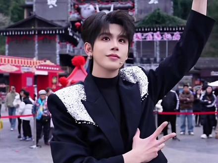 少爷你学到精髓了,这模仿给你第一@鲸·峻伊🤍⁹²⁸ #哪里都是舞台 #帅哥 #宝藏男孩 #龙浩天男团 #伊928 @龙浩天男团 鲸·渝101(备用号) @龙浩天男团 鲸·渝101