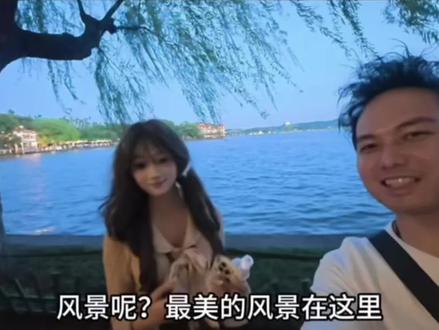 刚到杭州,先给自己找个地陪 对杭州有点陌生,一个人不知道去哪里玩,找个地陪带我逛西湖,杭州美女太多了,眼花缭乱,不过我身边这位也非常漂亮,而且还有才艺,体验感拉满。#地陪 #杭州地陪 #城市向导 #蒲公英的侣行 #杭州