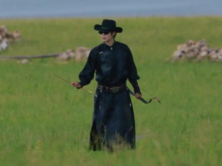 这一幕好美,草原上来了个美男子#于适#于适yosh #骑马 #草原