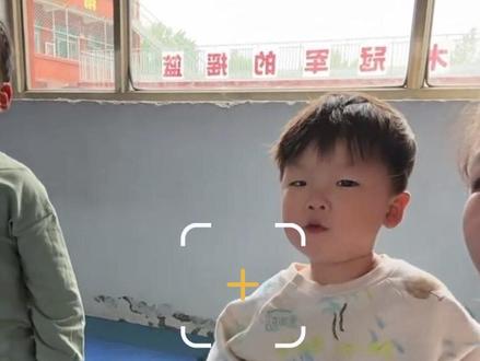 #粉丝1000万话题 #彭艺洲#少年强则国强,#中华武术传承 奶萌外表帅气身手!小家伙跟着师兄练拳,每一个动作都认真又可爱