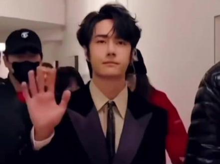 #王一博 导演爆王一博春晚彩排清场的原因。原来是大家都想去看他,都忘了自己本职工作😂#春晚彩排 #清场 #综艺节目 #娱乐