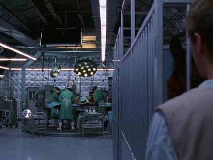 男子被困无名小岛之上,在这里他发现了许多半兽人,而真相却令人胆寒《2》