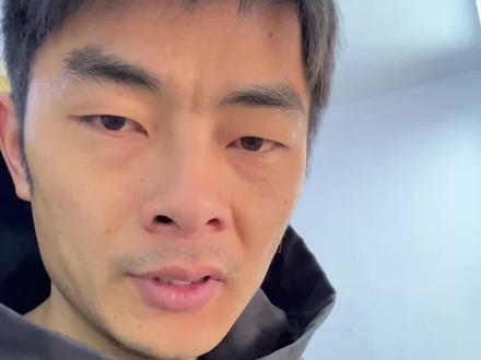 普通人持有黄金一定要闲钱,入场前细心观察,入场后耐心等待,暴跌时要有信心,这样才能拿的住。目前下跌,但黄金长线上涨趋势没有变。普通人入手后拿住了,正常工作生活,不要被短期波动影响情绪,患得患失,对生活跟精神造成影响。美满幸福的生活才是人生最成功的投资!祝大家新年快乐!#黄金行情 #黄金#金价暴跌#昆明康百业珠宝#投资策略