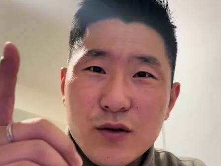 2025年9月,宝马X4入门版终端价一度跌到28.01万元。三年前,这个价格你连个X3的低配都摸不到;现在,直接上X4,还是进口的。但销量呢?惨不忍睹。
2025年1-8月,宝马X4在德国老家也就卖了1916台。在中国,2025年全年累计销量2697台——这个数字,还不够理想L6一个礼拜卖的。
经销商急疯了,优惠力度拉满,降幅高达18.68万。结果呢?降价也没人接盘。
以前买X4,你是“有个性”;现在买X4,你是“接盘侠”。 关键是,这盘接得还不值——因为宝马自己都说:X4的位置,已经被新一代X2顶替了,产品线里“没有空间留给X4”。
现在去买X4,你买的不是车,是绝版收藏品。问题是,这收藏品既不保值,也不升值。
搭载2.0T B48四缸发动机,分高低功率:25版是184匹,30版是245匹。还有M40i版本,3.0T L6,333匹马力,5.2秒破百。
数据放在燃油车里,不丢人。但问题是——它和X3的参数一模一样。
你多花几万块,买了个X3的同款发动机、同款变速箱、同款底盘,就为了一个溜背造型?这账,我说实在的怎么算都亏。
匹配采埃孚8AT 手自一体变速箱,换挡逻辑聪明,平顺性一流。这套动力总成,确实是燃油车时代的“黄金搭档”。#宝马X4 #宝马x4m #张驰说车 #汽车知识分享计划 #说车聊车