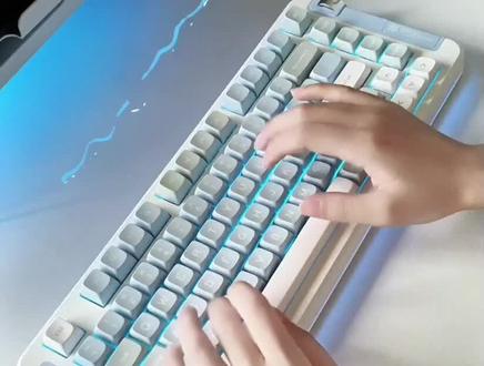 迈从X75开箱+灯效教程+打字音
个人觉得键盘手感是中等偏硬的,声音在塑料键盘里算是好听的,大键调教可以,到手即用。值得一提的是它的灯光由三部分组成:背光+氛围灯+侧灯,视频里展示了他们的调灯快捷键。整体是一把很好的蓝色键帽架子。
键盘:迈从x75 @迈从
轴体:琉光冰淇淋轴
#键盘打字 #机械键盘 #好物推荐🔥 #适合女生的键盘推荐 #我的桌面