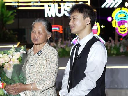 妈妈眼中的大效:从田东唱响舞台 每一步都藏着心疼与骄傲(作者:丁荣繁 郁长锡)#田东自家人明星演唱会#音乐现场#广西田东