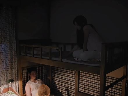 方穆扬和费霓为了发现同事的怀疑大半夜只要动静给同事们听,成功赢得同事们的信任并给费霓塞了避孕套 费霓简直太尴尬#