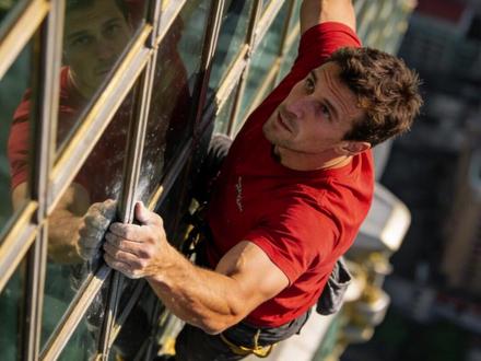 螺纹八字最硬的男人徒手挑战登顶台北101 #攀岩 #台北101 #极限运动 #徒手攀岩