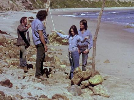 男人撕开女囚的衣服,用鞭子狠狠的抽打 #影视解说dou+小助手 #女囚 #岛码头